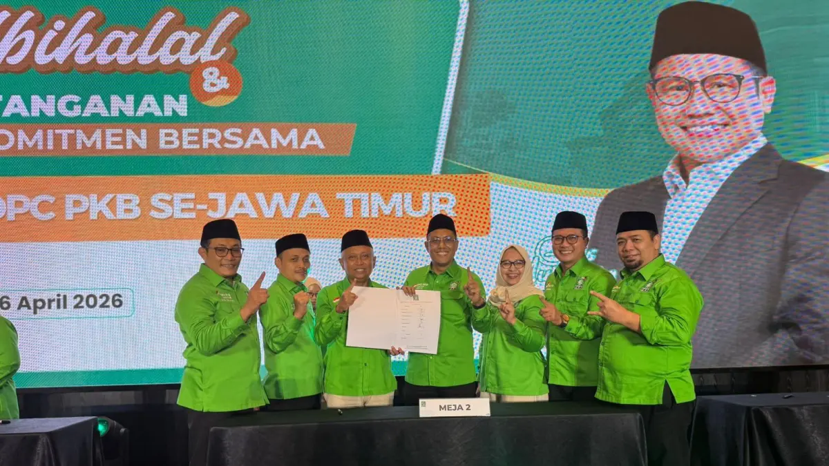 Tujuh calon Ketua DPC PKB Tuban usai menandatangani surat komitmen bersama yang dibuat oleh DPW PKB Jatim, Minggu (26/4) lalu. (M. MAHFUDZ MUNTAHA/RADAR TUBAN)