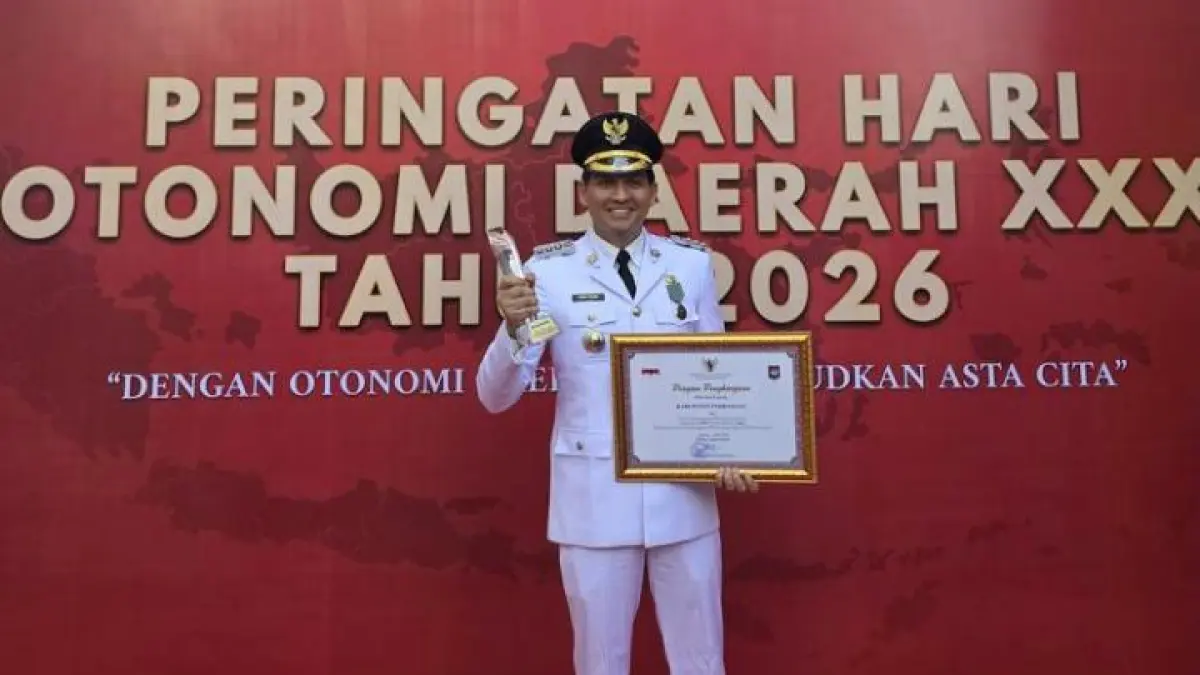 Bupati Indramayu, Lucky Hakim mendapatkan penghargaan pada peringatan Hari Otonom daerah ke-30. (Dok. Diskominfo Indramayu)