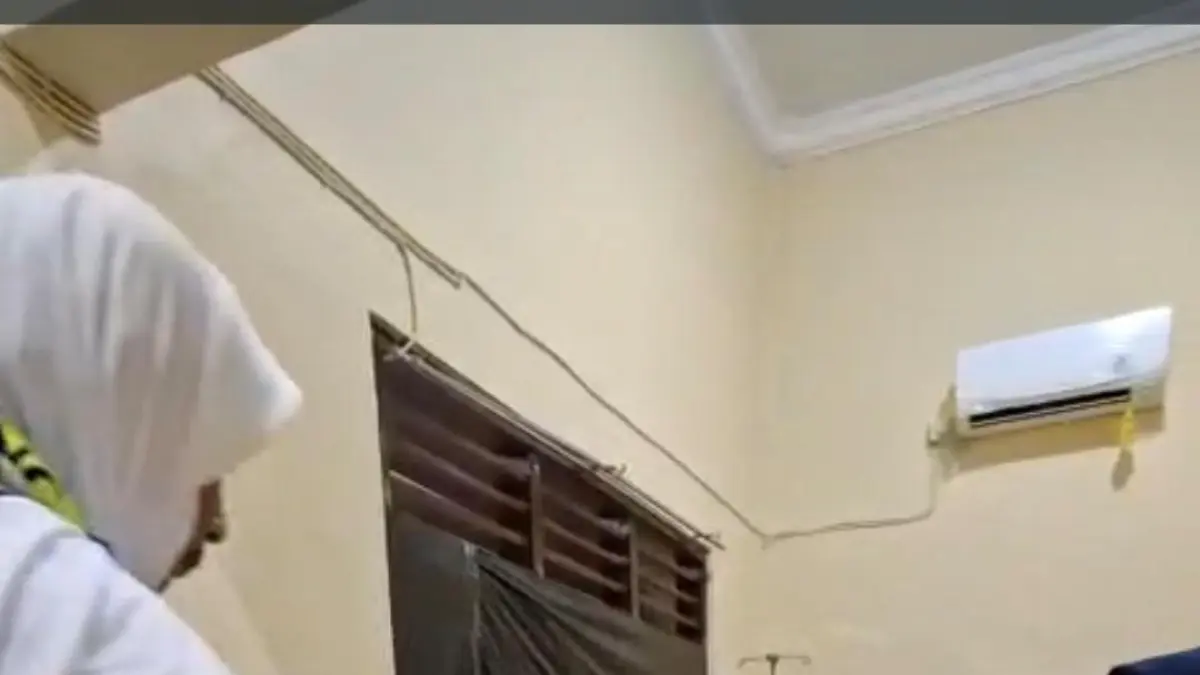 Jamaah haji Tuban yang tergabung di kloter 28 dan 28 menjalani pemeriksaan di Gedung Mina Asrama Haji Embarkasi Surabaya
