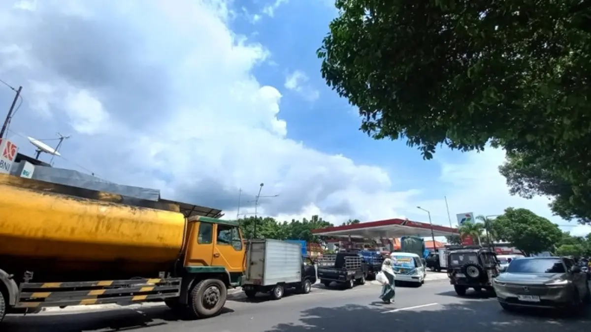 Warga Tuban harus berkeliling SPBU mencari solar subsidi. Informasi yang tidak jelas membuat sopir kebingungan dan cemas. (AHMAD ATHO