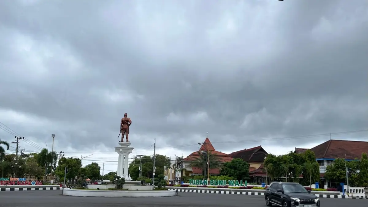 Awan mendung menyelimuti kawasan patung Letda Sucipto meski telah memasuki musim kemarau, Selasa (28/4). (SHAFA DINA HAYUNING MENTARI/RADAR TUBAN)