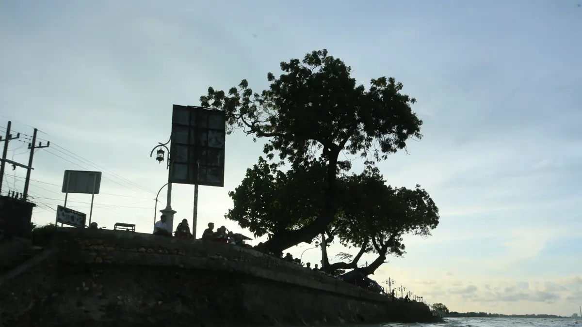 Garis pantai di Jalan RE Martadinata Tuban yang isunya masuk rencana pembangunan tanggul raksasa pantai utara. (M. MAHFUDZ MUNTAHA/RADAR TUBAN)