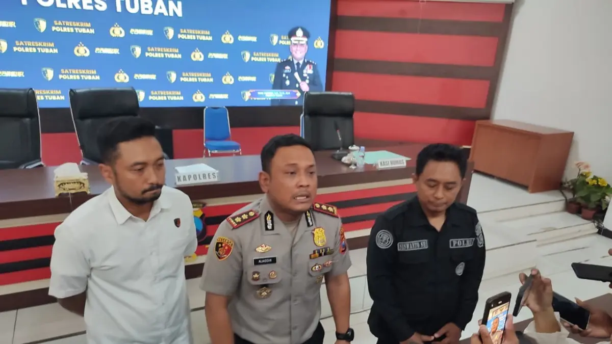 Kapolres Tuban AKBP Alaiddin ketika melaporkan proses terkini perkembangan kasus perundungan siswa SMP Sabilul Muhtadin kepada awak media. (ANDREYAN/RADAR TUBAN)
