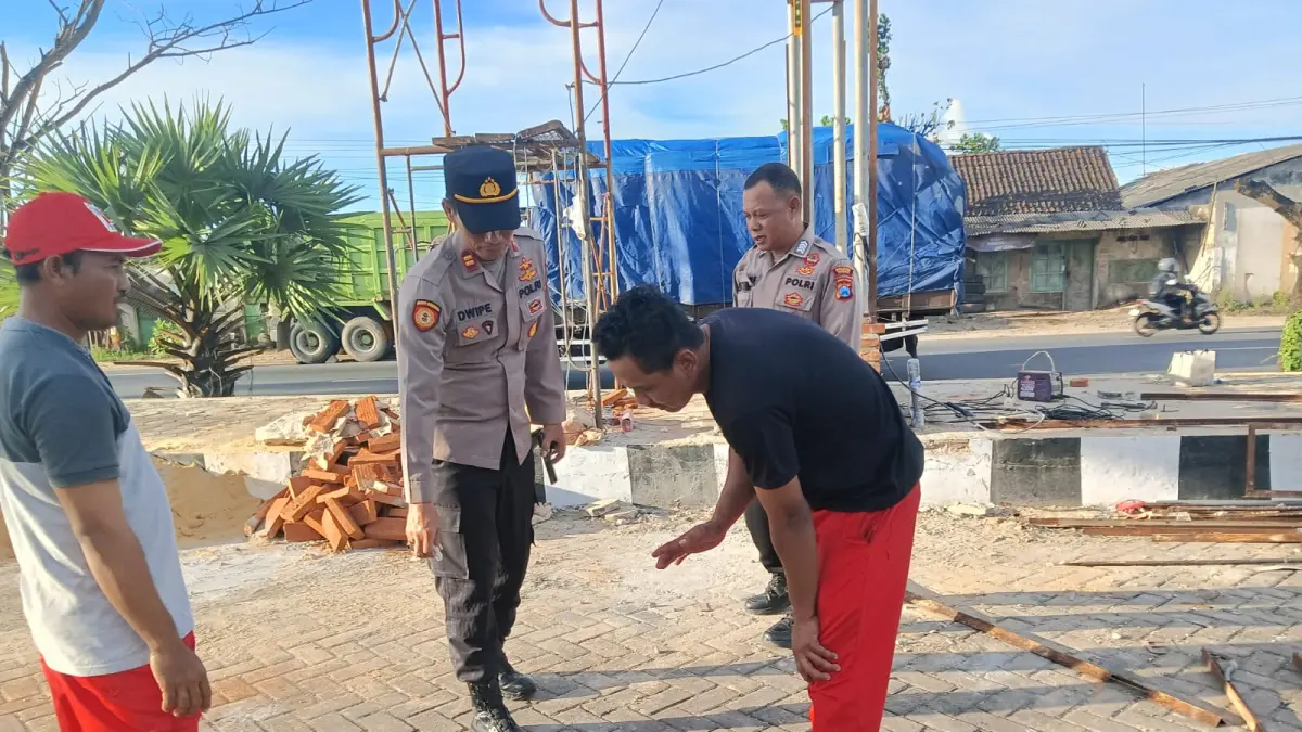 Polisi saat olah TKP seorang pekerja di SPBU Sukolilo, Bancar, Tuban yang meninggal dunia diduga tersengat listrik saat bekerja. (POLRES TUBAN UNTUK RADAR TUBAN)