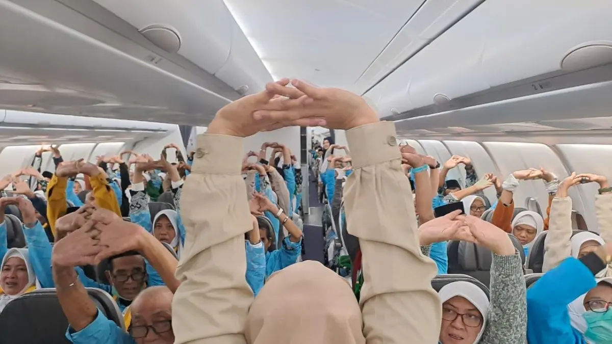 Jemaah haji yang tergabung di Kloter 29 melakukan senam peregangan yang dipandu petugas haji. (DWI SETIYAWAN/RADAR TUBAN)