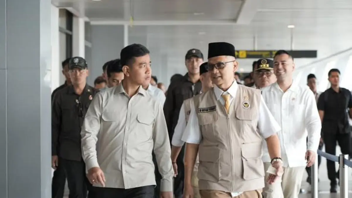 Menhaj, Irfan Yusuf saat  dampingi wapres untuk meninjau layanan Makkah Route di bandara internasional juanda. (instagram @gus.irfanyusuf)
