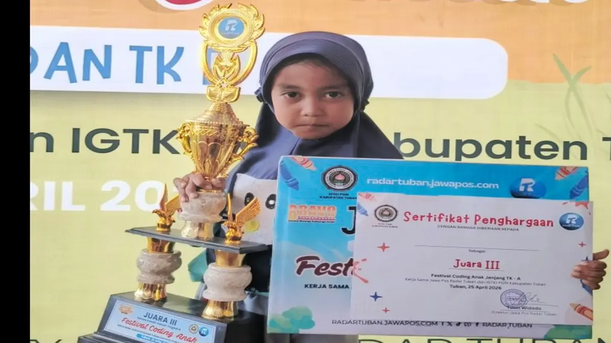 Novella Maulida Raih Juara 3 Festival Coding Jawa Pos Radar Tuban. (M. MAHFUDZ MUNTAHA/RADAR TUBAN)