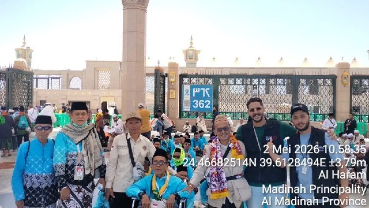 Perwakilan Syarikah Al Bait Guest, petugas Sana,  petugas Sektor Khusus, petugas Perlindungan Jemaah (Linjam) bersama ketua Kloter 29, ketua rombongan, dan ketua regu foto bersama sebelum membimbing jemaah lansia dan disabilitas menuju Raudhah, Sabtu (2/5)