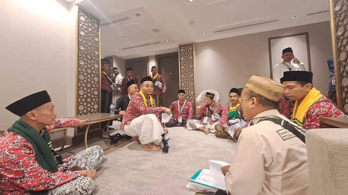 Ribuan buruh yang tergabung dalam FSPMI Tuban tumpah ruah menyuarakan tuntutan kesejahteraan pada peringatan Hari Buruh di depan kantor Pemkab Tuban, Jalan RA Kartini, kemarin (1/5).  (DWI SETIYAWAN/ RADAR TUBAN)