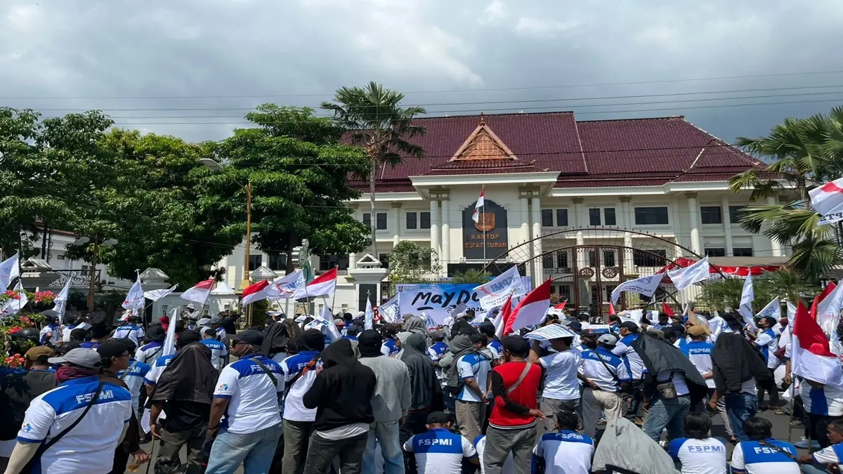 Ribuan buruh yang tergabung dalam FSPMI Tuban tumpah ruah menyuarakan tuntutan kesejahteraan pada peringatan Hari Buruh di depan kantor Pemkab Tuban, Jalan RA Kartini, kemarin (1/5). (SHAFA DINA MENTARI HAYUNING)