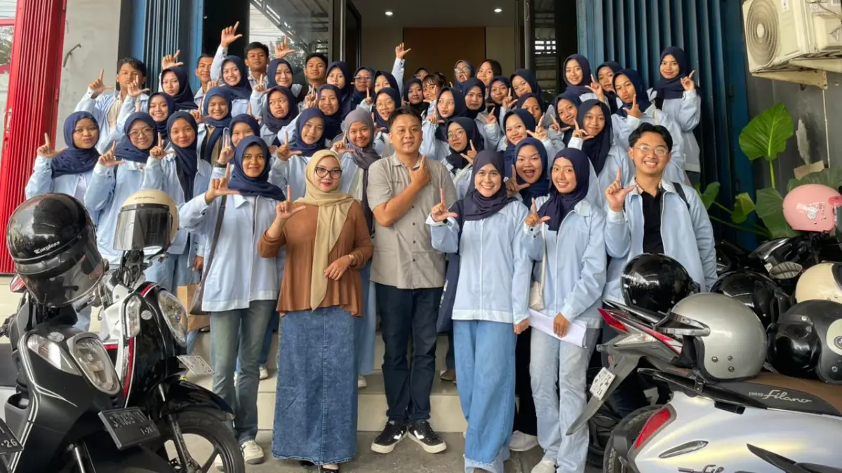 Manager Digital Yudha Satria Aditama dan konten kreator Radar Tuban Sinta Ariska saat bersama 40 siswa SMANSA beserta pendamping. (DOKUMENTASI RADAR TUBAN)