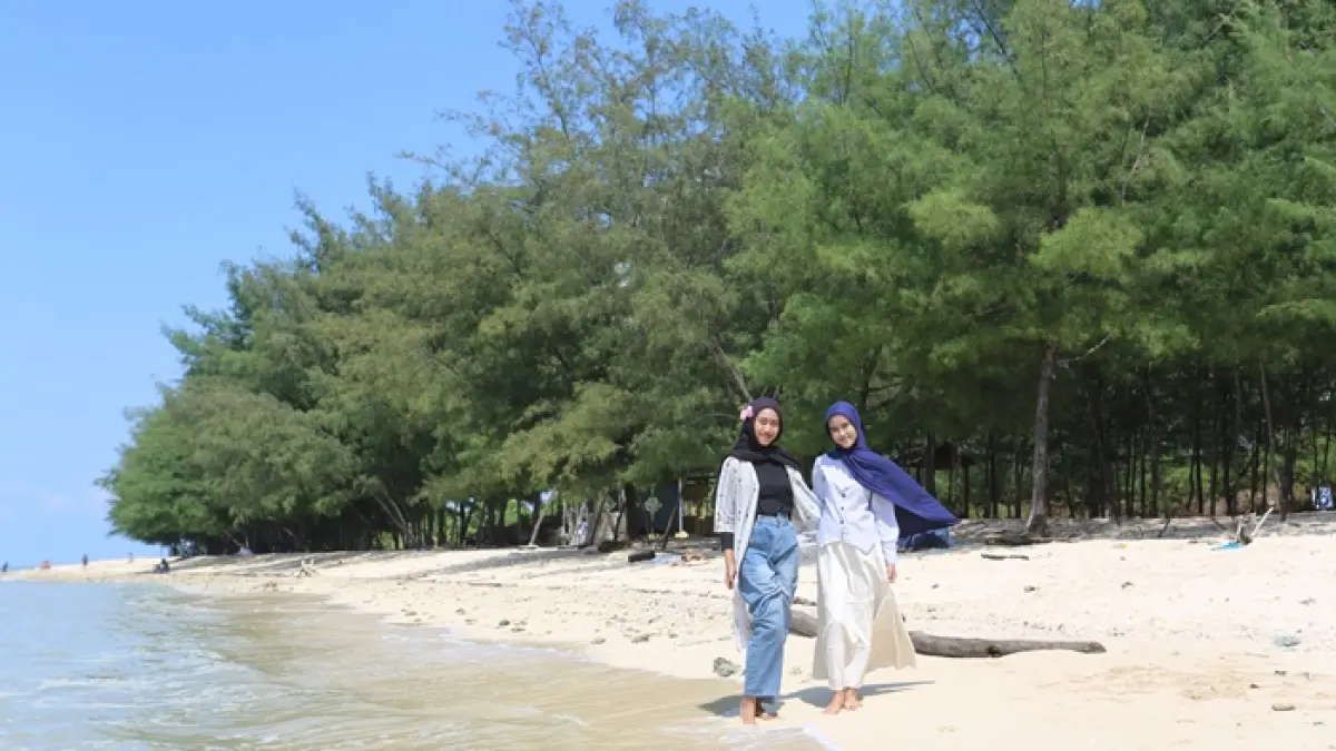 Pengunjung Pantai Sumur Pawon bersantai di atas kayu sembari menikmati keindahan alam bahari. (M. MAHFUDZ MUNTAHA/RADAR TUBAN)