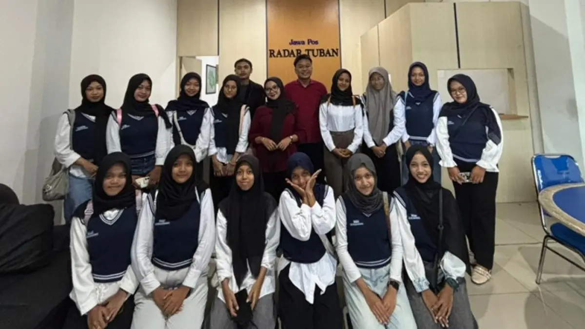 Siswa-siswi Ekskul Jurnalistik SMAN 3 Tuban usai belajar proses produksi berita dan konten digital di Radar Tuban. (DOKUMENTASI RADAR TUBAN)