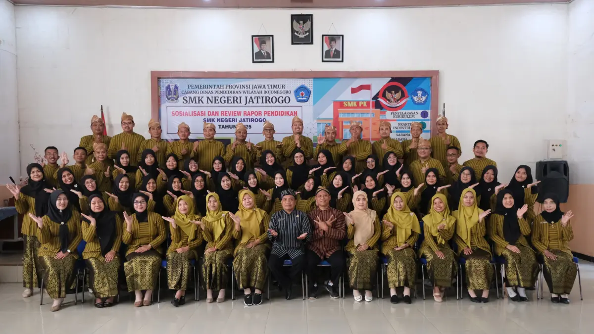 Kebersamaan kepala sekolah bersama guru dan tenaga kependidikan SMKN Jatirogo. (DOKUMEN SMKN JATIROGO)