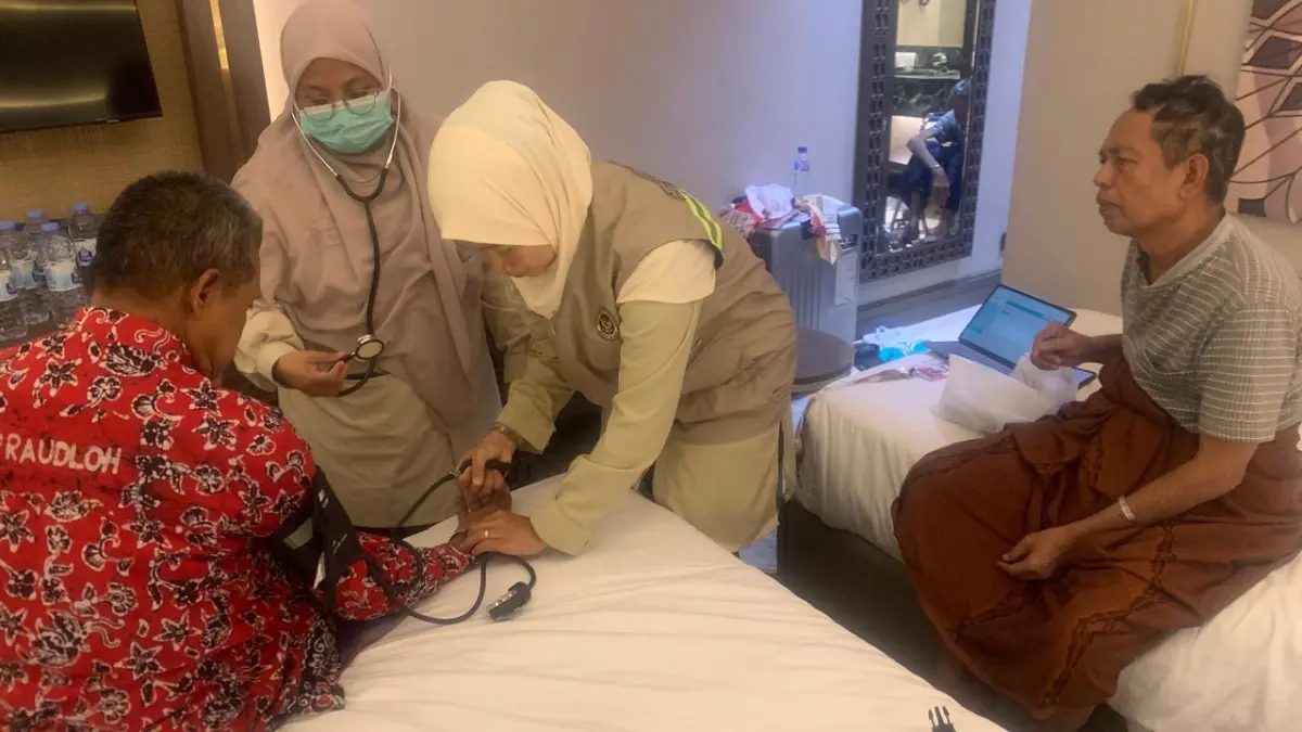 Minggu (3/5) menjelang tengah malam, dokter Ririn Puji Rahayu dan paramedis Eni Rahmawati, tim kesehatan jemaah haji kloter 29  memeriksa kondisi kesehatan jemaah haji di kloternya yang menempati Hotel Dar Aleiman Alharam Madinah.