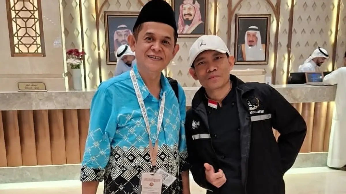 Suprianto Panjio Sujono bersama wartawan Jawa Pos Radar Tuban Dwi Setiyawan di Madinah. (DOKUMENTASI RADAR TUBAN)