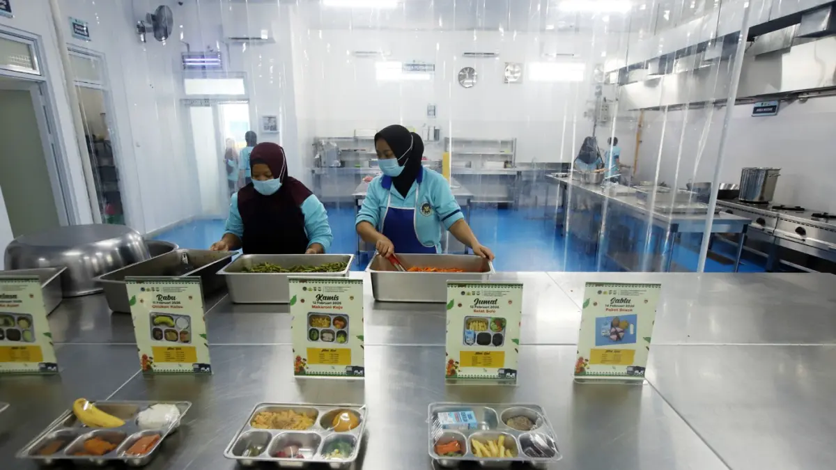 etugas menyiapkan makanan untuk program Makan Bergizi Gratis (MBG) di SPPG Palmerah, Jakarta. (Jawapos.com)