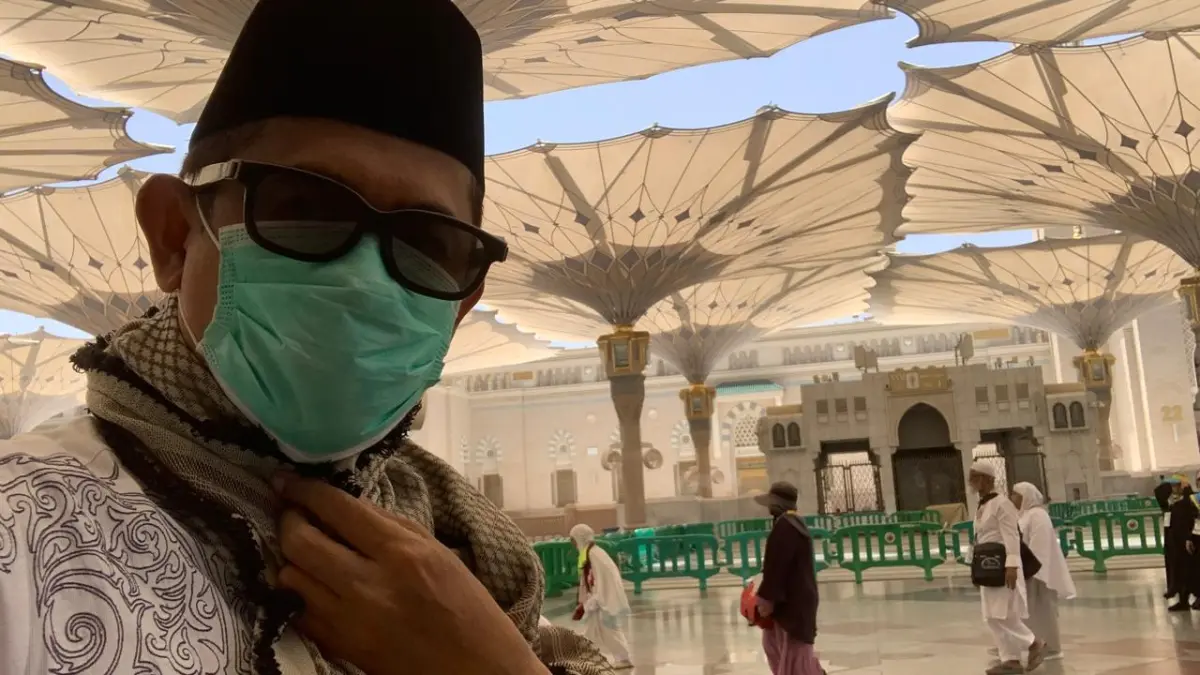 Jemaah haji dari Indonesia mengenakan masker, kacamata, dan penutup kepala ketika memasuki gate 338 Masjid Nabawi kemarin. (DWI SETIYAWAN/RADAR TUBAN)