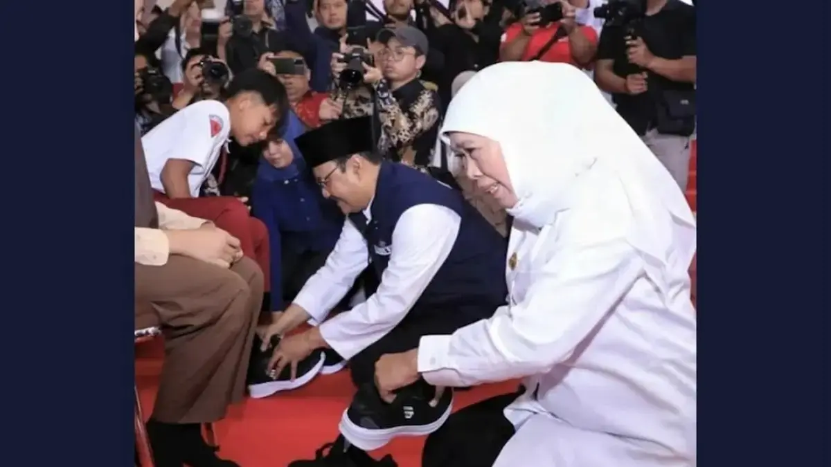 Mensos Gus Ipul dan Gubernur Jatim Khofifah Indar Parawansa memasangkan sepatu kepada siswa Sekolah Rakyat. (Istimewa)