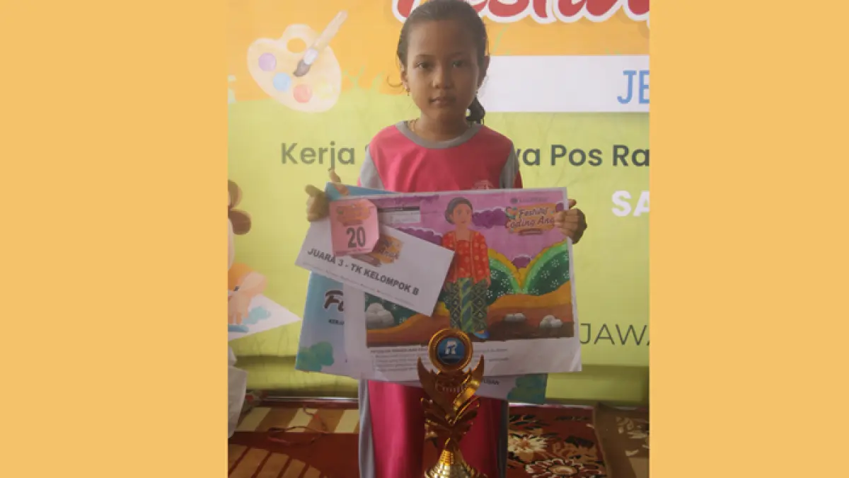 Nawa, siswa kelas B TKK PKK Harapan Bunda Desa Banyubang, Kecamatan Grabagan usai meraih juara 3 jenjang TK B dalam event Lomba Coding Jawa Pos Radar Tuban di Bravo Swalayan Tuban, Sabtu (25/4). (ANDREYAN/RADAR TUBAN)