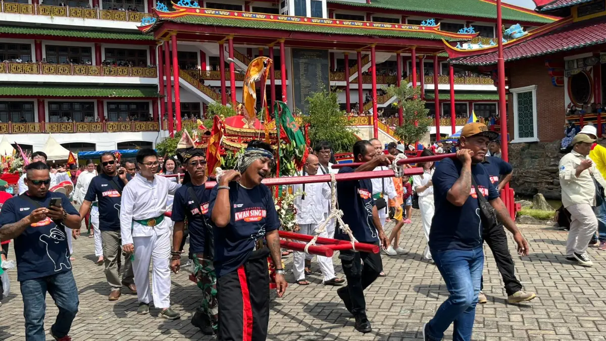 Sejumlah umat menggotong tandu kimsin melintasi halaman belakang KSB dalam agenda Kirab Kimsin, Jumat (3/5).&nbsp;(SHAFA DINA HAYUNING MENTARI/RADAR TUBAN)