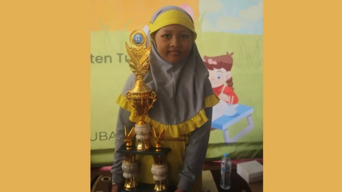 Atthaya Raisya Asyura usia menerima piala, piagam, dan uang pembinaan dari Jawa Pos Radar Tuban di event Festival Coding.&nbsp;(ANDREYAN/RADAR TUBAN)