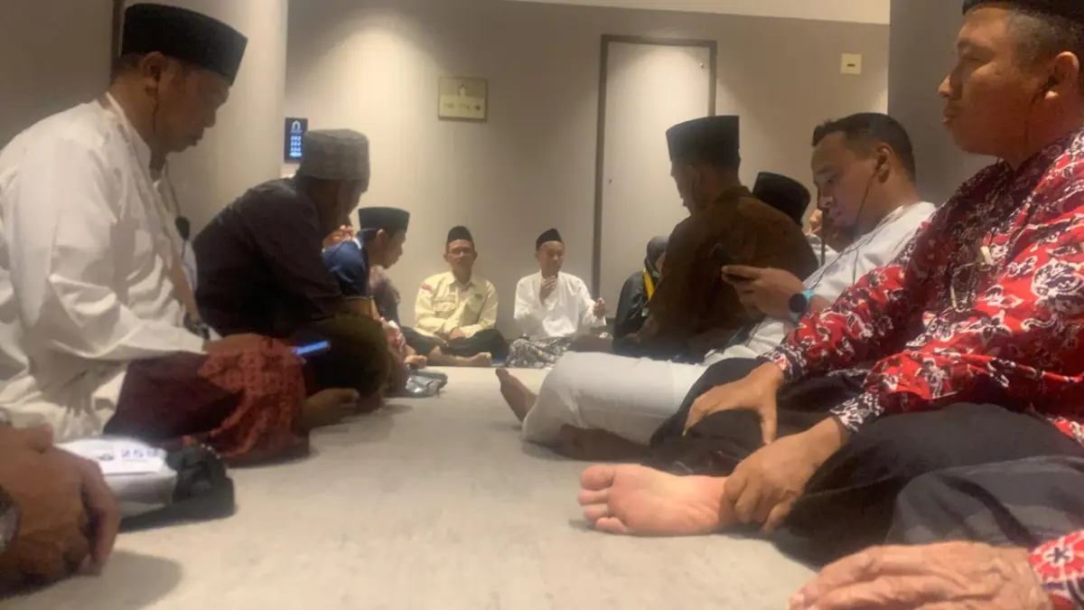 Jemaah dari kloter 29 mendapat pembekalan dari petugas kloter terkait persiapan berangkat ke Makkah di lorong kamar Dar Aleiman Alharam Madinah, Rabu (6/5).
