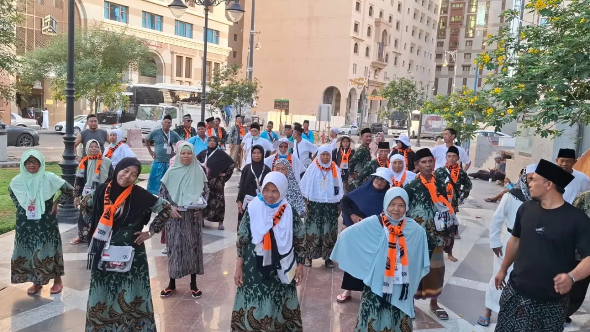 Jemaah haji Tuban yang tergabung di kloter 27 melaksanakan senam bersama di taman depan hotelnya, Ruah Al Massi Madina di Sektor 5. (DWI SETIYAWAN/RADAR TUBAN)