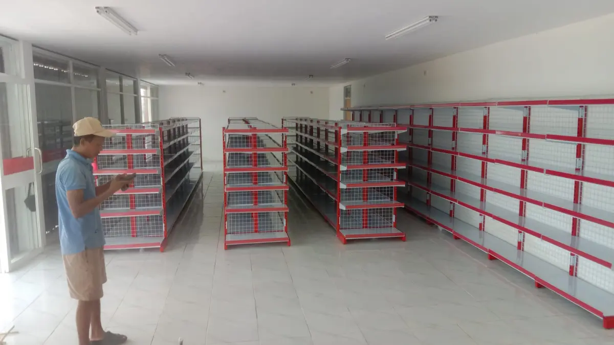 Rak-rak yang baru saja dipasang di gerai KDMP Desa Kapu, Kecamatan Merakurak. Meski belum beroperasi, tapi sudah diminta untuk menggelar RAT. (M. MAHFUDZ MUNTAHA/RADAR TUBAN)