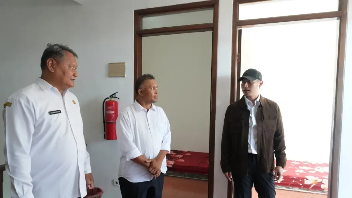 Bupati Aditya Halindra Faridzky meninjau Rumah Singgah Pasien Kabupaten Tuban di Kota Surabaya kemarin (6/5). 