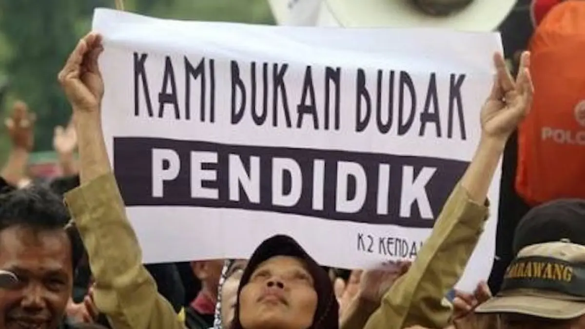 Guru Honorer saat melakukan aksi menuntut perhatian pemerintah soal status dan kesejahteraannya. (Jawapos.com)