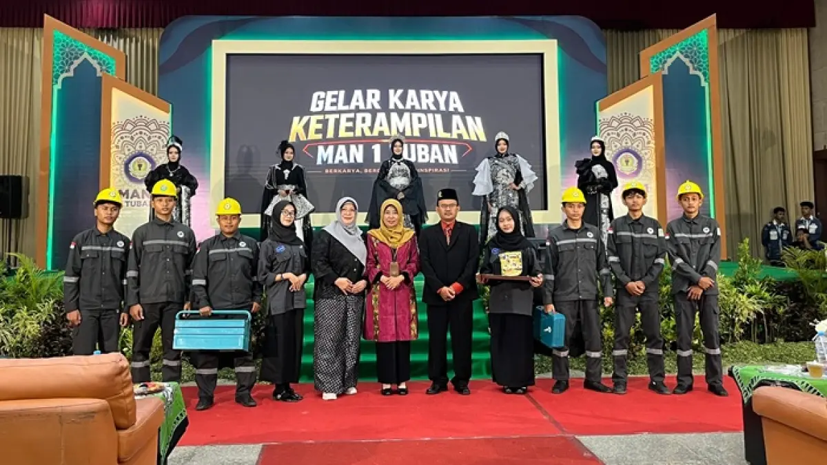 Ketua Prodistik ITS, Kepala Kemenag Tuban, dan Kepala MAN 1 Tuban berfoto bersama setelah tampilan gelar karya. (SHAFA DINA HAYUNING MENTARI/RADAR TUBAN