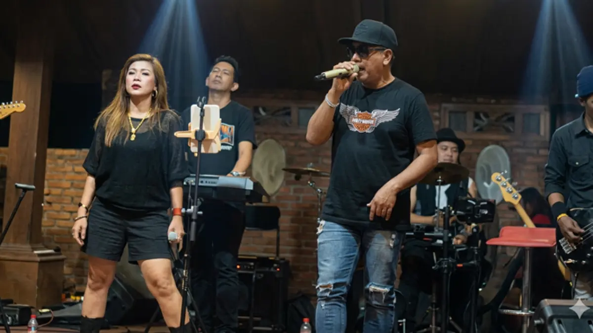 MJ Project, grup band legendaris asal Malang saat menghibur sekitar 200 pecinta musik rock dan metal klasik di Omah Pepeg Tuban dalam gelaran Classick Rock Night Live, Rabu malam (6/5). (RADAR TUBAN)