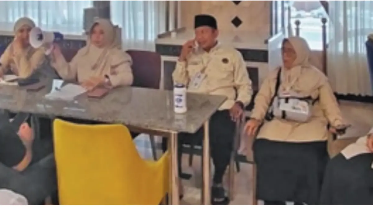 Petugas kloter 26 menggelar rapat koordinasi dengan PPIH Sektor 2 Madinah, Selasa (5/5).&nbsp;(DWI SETIYAWAN/RADAR TUBAN)