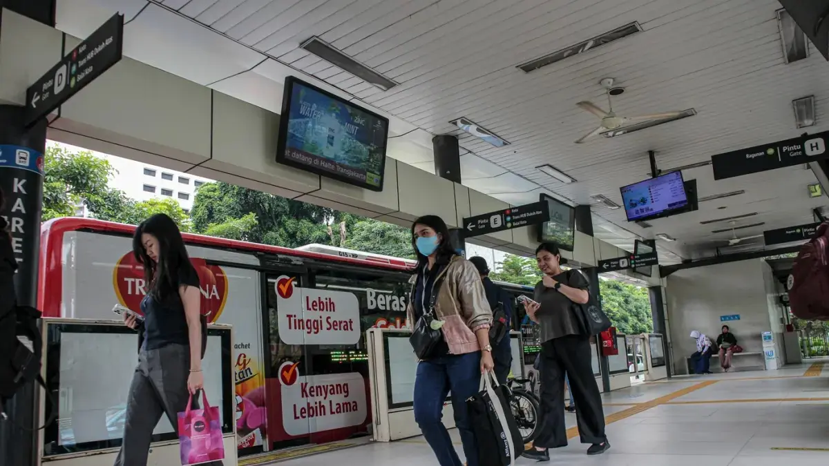 Sejumlah penumpang menunggu bus TransJakarta di Halte Karet, Jakarta. (Hanung Hambara/Jawa Pos)