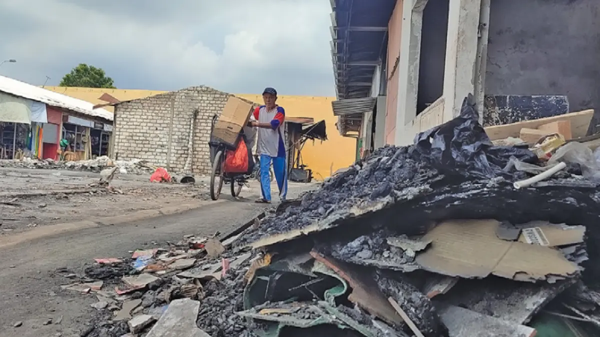 Pascadua pekan lalu kebakaran, kondisi terkini sejumlah kios di Pasar Baru Tuban. (ANDREYAN/RADAR TUBAN)