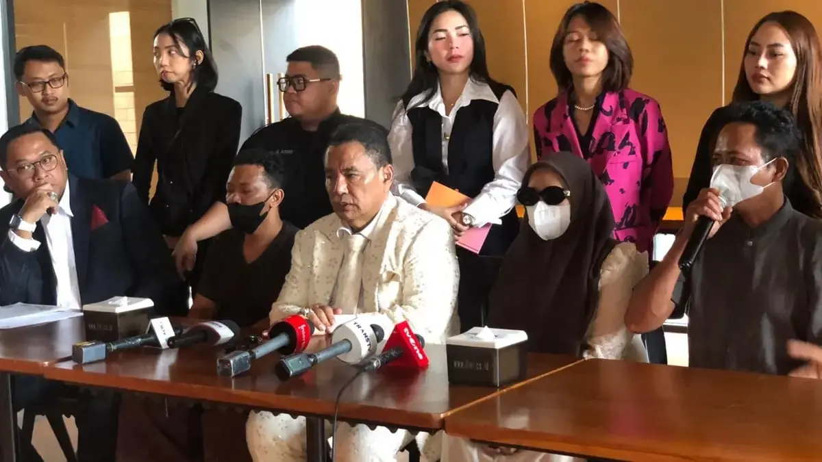 Pengacara kondang Hotman Paris Hutapea menerima aduan dari korban kiai cabul Ponpes Ndolo Kusumo Pati. (Istimewa)