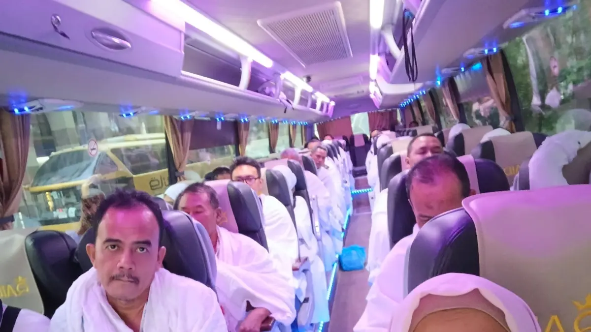 Sambil melantunkan talbiyah, jemaah kloter 26 yang diangkut sembilan bus perjalanan menuju Makkah. (DWI SETIYAWAN/RADAR TUBAN)
