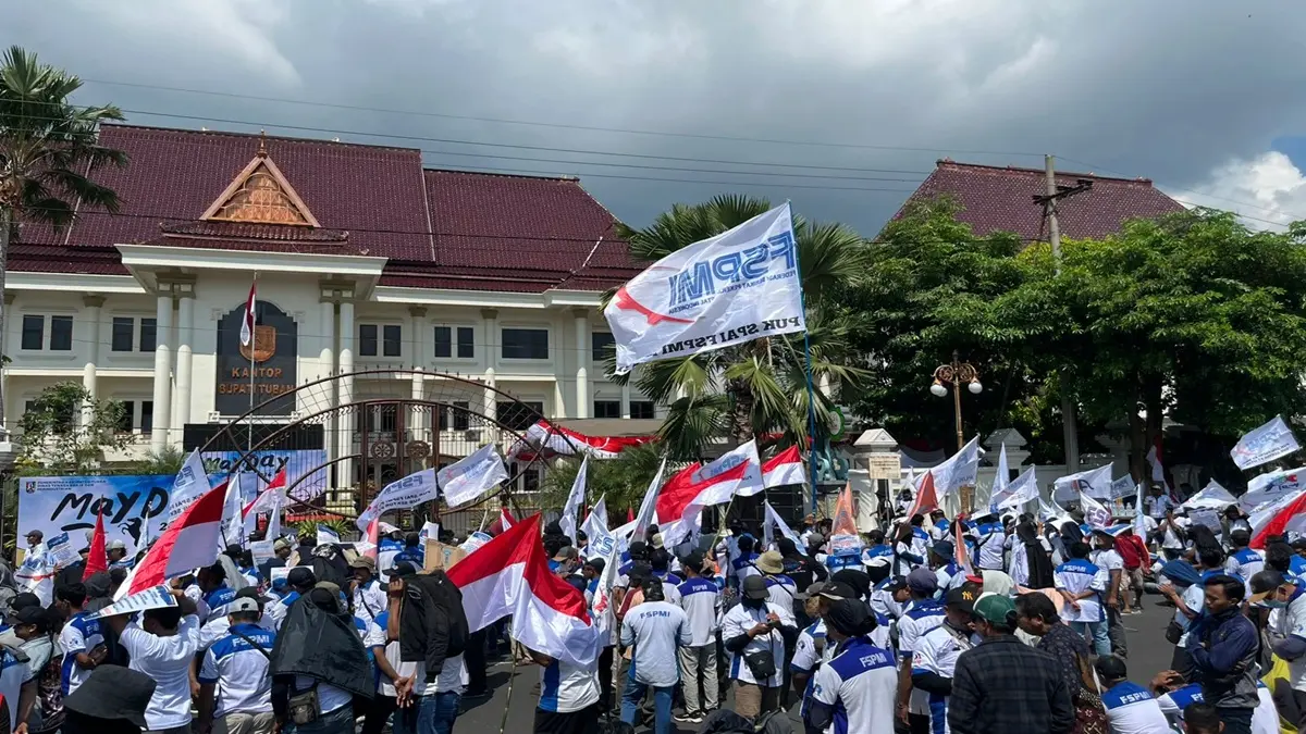 Buruh yang tergabung dalam FSPMI Tuban saat melakukan demonstrasi di halaman kantor Pemkab Tuban di momen May Day pada 1 Mei lalu. (SHAFA DINA HAYUNING MENTARI/RADAR TUBAN)