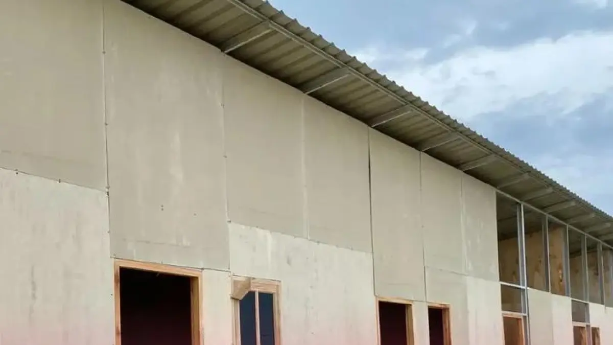 Penyintas banjir di Lhokseumawe mengeluhkan kondisi huntara bocor, minim air bersih, dan bantuan logistik yang terhenti sejak Februari 2026.. (Instagram/harianacehnews)
