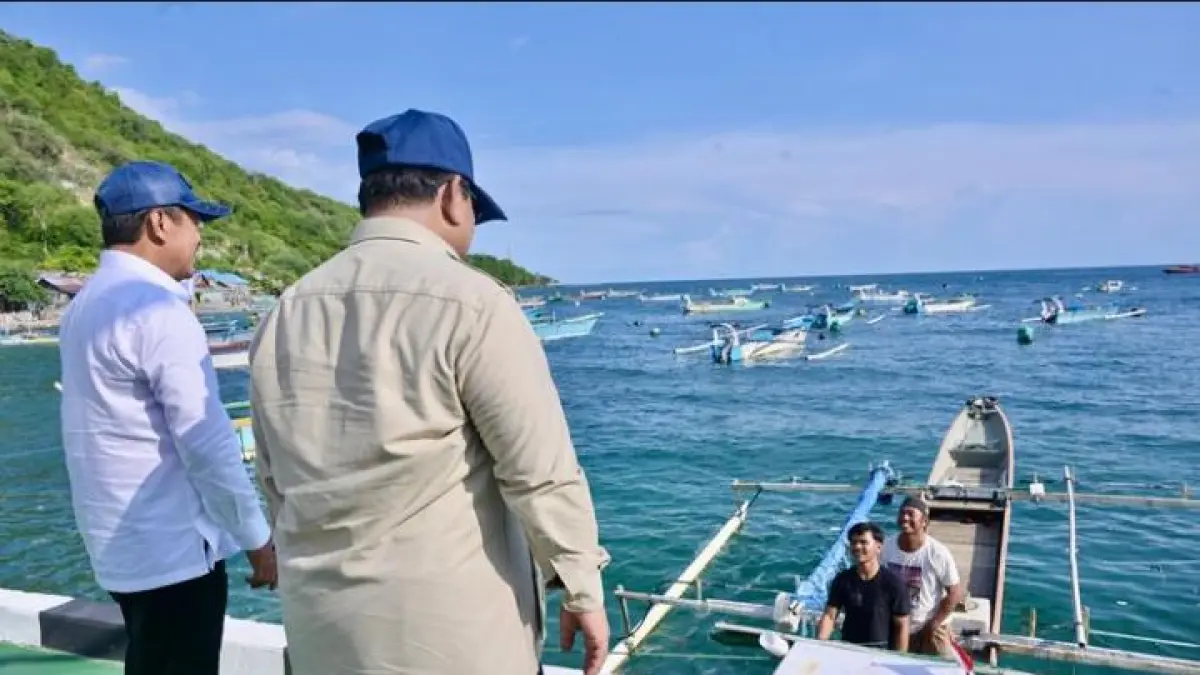 Presiden RI Prabowo Subianto berbincang dengan nelayan di dermaga Gorontalo. (Instagram/Sekretariat kabinet)