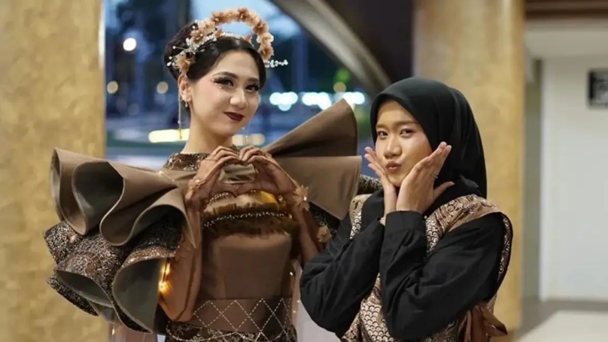 Sasa desainer muda Tuban, ciptakan busana fleksibel untuk berbagai ukuran tubuh dengan sentuhan estetik ala Idol K-Pop. (APRILLA PUSPA ANISA UNTUK RADAR TUBAN)