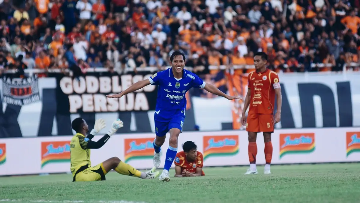 Pemain Persib, Adam Alis saat cetak gol ke gawang Persija. (Dok. Persija)