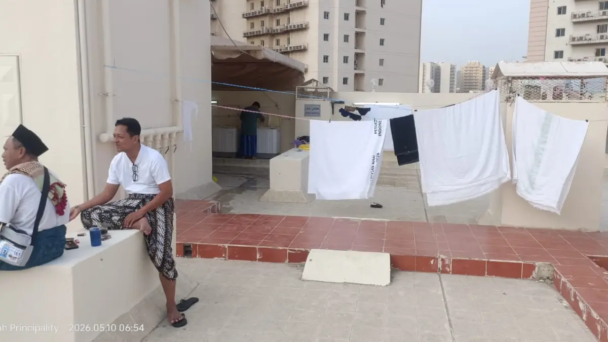 Sejumlah jemaah kloter 29 tengah bersantai sambil ngopi di dekat tenda cucian menunggu jemuran kering di lantai rooftop Tayeb Hotel Makkah. 