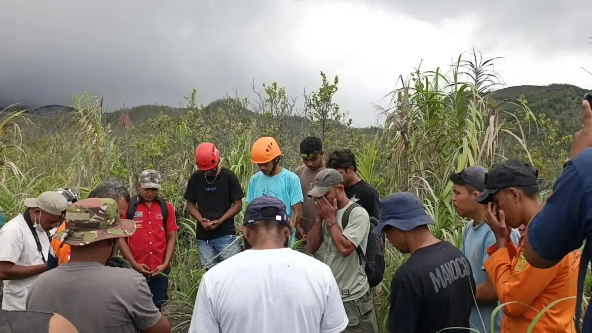 Tim SAR Gabungan mengupayakan evakuasi pendaki Gunung Dukono yang terjebak saat erupsi. (Jawapos.com)