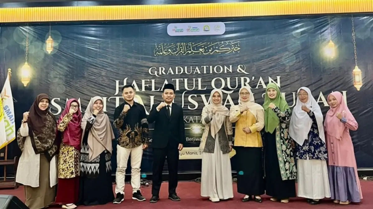 Bukan sekadar wisuda, Haflah Qur’an SMAIT Al Uswah Tuban menjadi bukti keberhasilan program Super Tahfidz Qur’an yang terus mencetak penghafal Alquran. (YUDHA SATRIA ADITAMA/RADAR TUBAN)