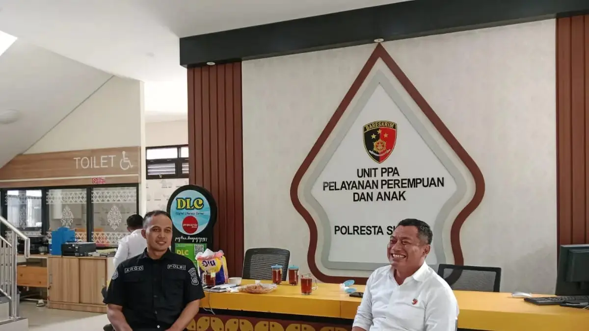 Kasat Reskrim Polresta Sleman AKP Matheus Wiwit Kustiyadi (baju putih) saat ditemui di Mapolresta Sleman. (Delima Purnamasari/Radar Jogja)