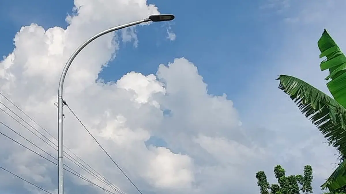 PJU di jalan Desa Tahulu, Kecamatan Merakurak menjadi penerang jalan yang jauh dari pemukiman. (M. MAHFUDZ MUNTAHA/RADAR TUBAN)
