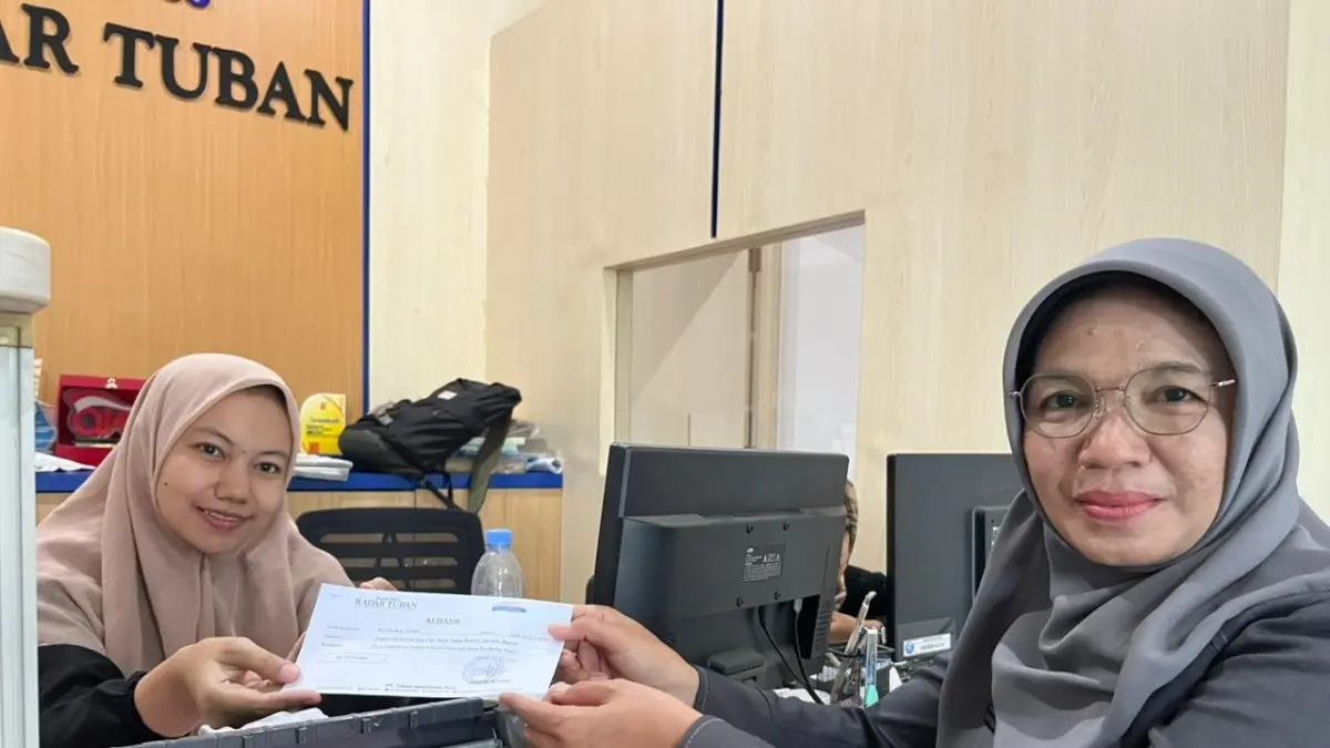 Bendahara K3S Kecamatan Tuban Donavita memdaftarkan 3.025 siswanya untuk mengikuti Lomba Literasi Numerasi, kemarin (12/5). (SHAFA DINA HAYUNING MENTARI/RADAR TUBAN)