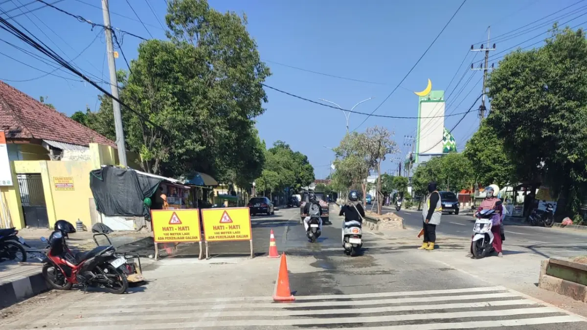 Kondisi Jalan Letda Sucipto, Kelurahan Mondokan, Kecamatan Tuban titik depan proyek SR Tuban tampak aspal setelah insiden kecelakaan yang merenggut pengemudi ojol, kemarin (12/5). (ANDREYAN/RADAR TUBAN)